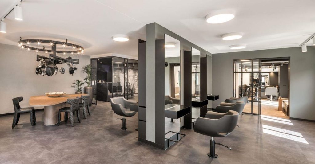 Spanplafond producten showroom met voorbeelden van moderne kunststof plafondoplossingen en installatiewerk