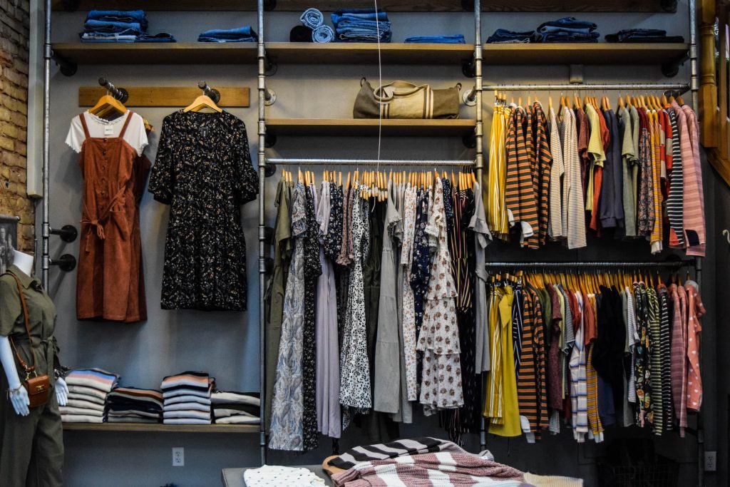 Collectie online dameskleding artikelen van TrendRecipe met jurken, blouses en broeken maart