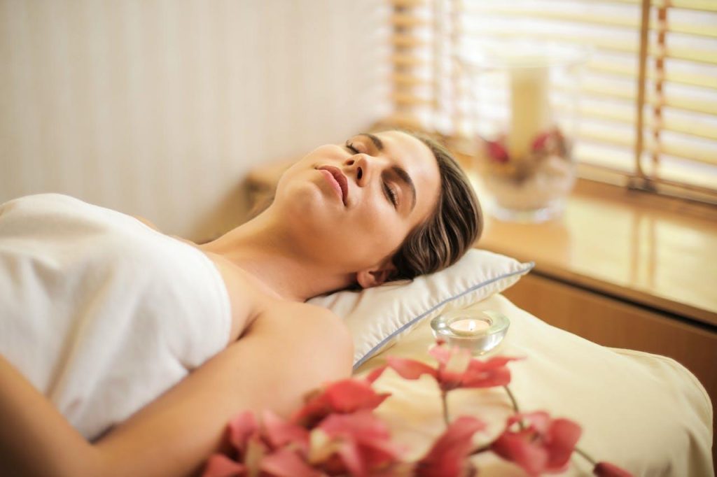 Vrouw ervaart natuurlijke ontspanning tijdens professionele ontspanningsmassage sessie
