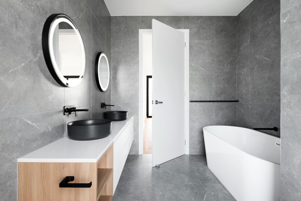 Moderne badkamerrenovatie met keuze tussen douche en bad combinatie voor optimaal comfort