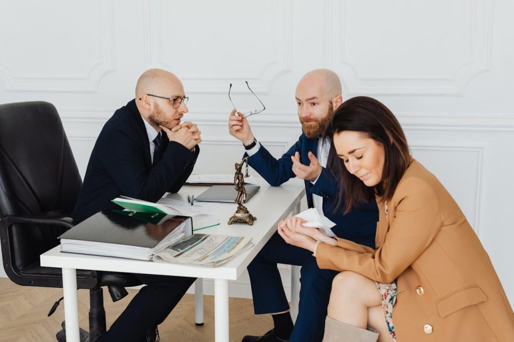 Een mediator bemiddelt in conflictoplossing tussen twee partijen in een professionele omgeving