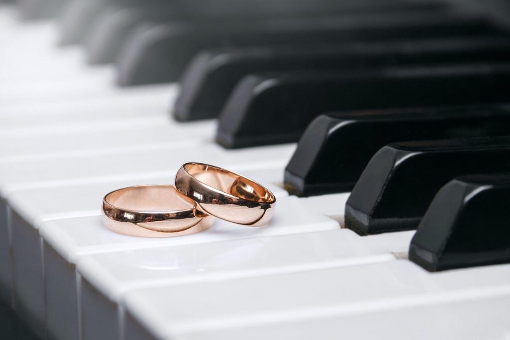 Collectie van elegante trouwringen in Dronten met verschillende designs in goud en zilver